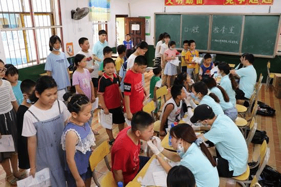 7月17日,实践团队为厦铺小学的小员工们进行口腔检查