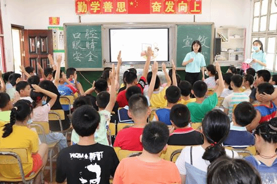 7月17日,实践团队在为小员工们宣教中进行问答互动,并为小员工们颁发小奖品
