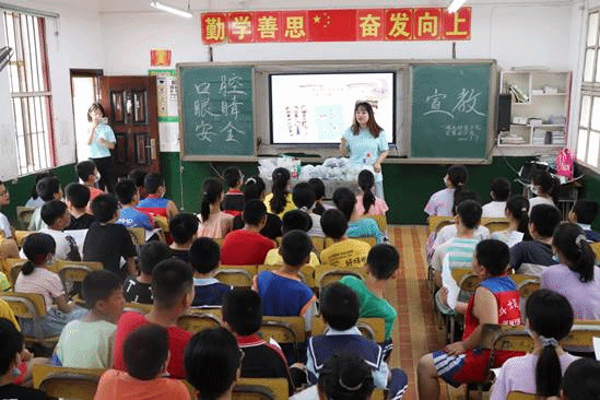 7月17日,实践团队为厦铺小学的小员工们进行保护口腔健康宣教