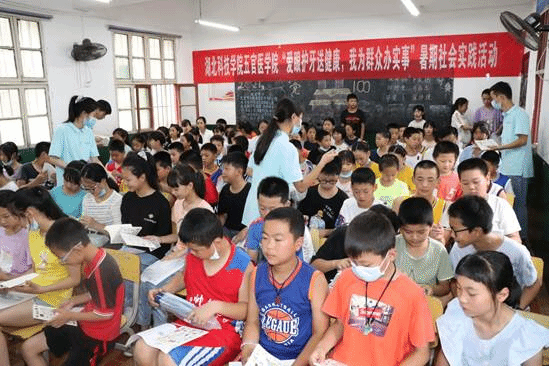 7月17日,实践团队为厦铺小学的小员工们捐赠图书文具“爱心大礼包”
